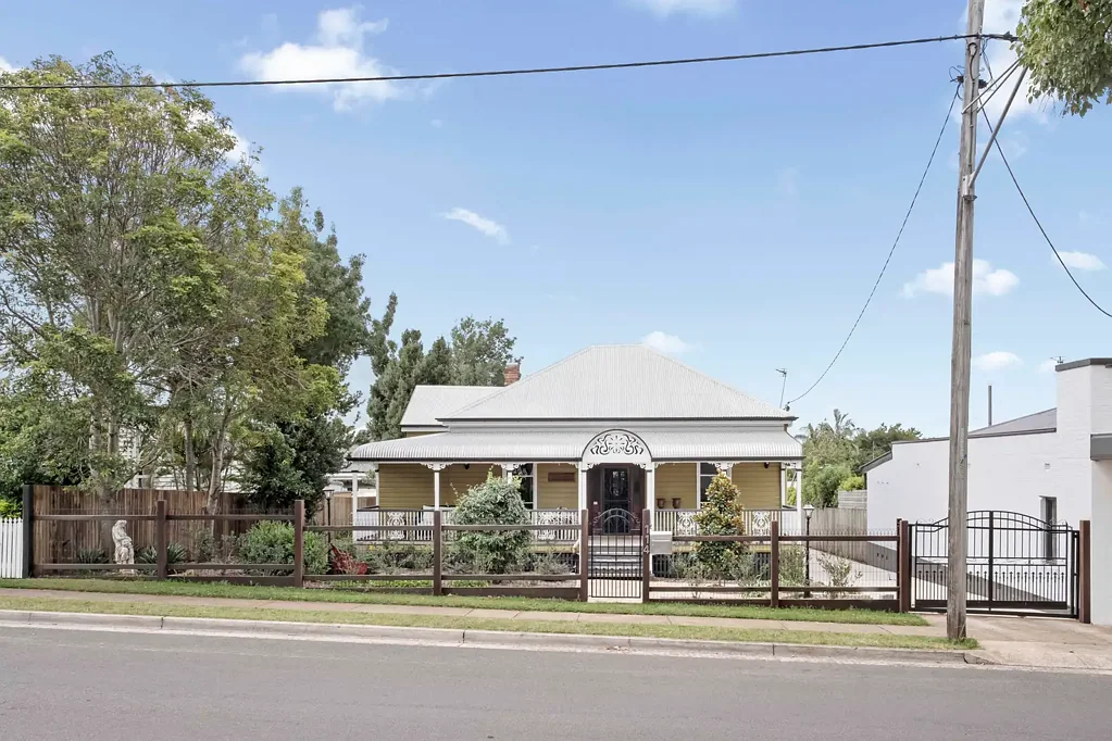 East Toowoomba 3ห้องนอน Classic Character Meets Modern Luxury!!