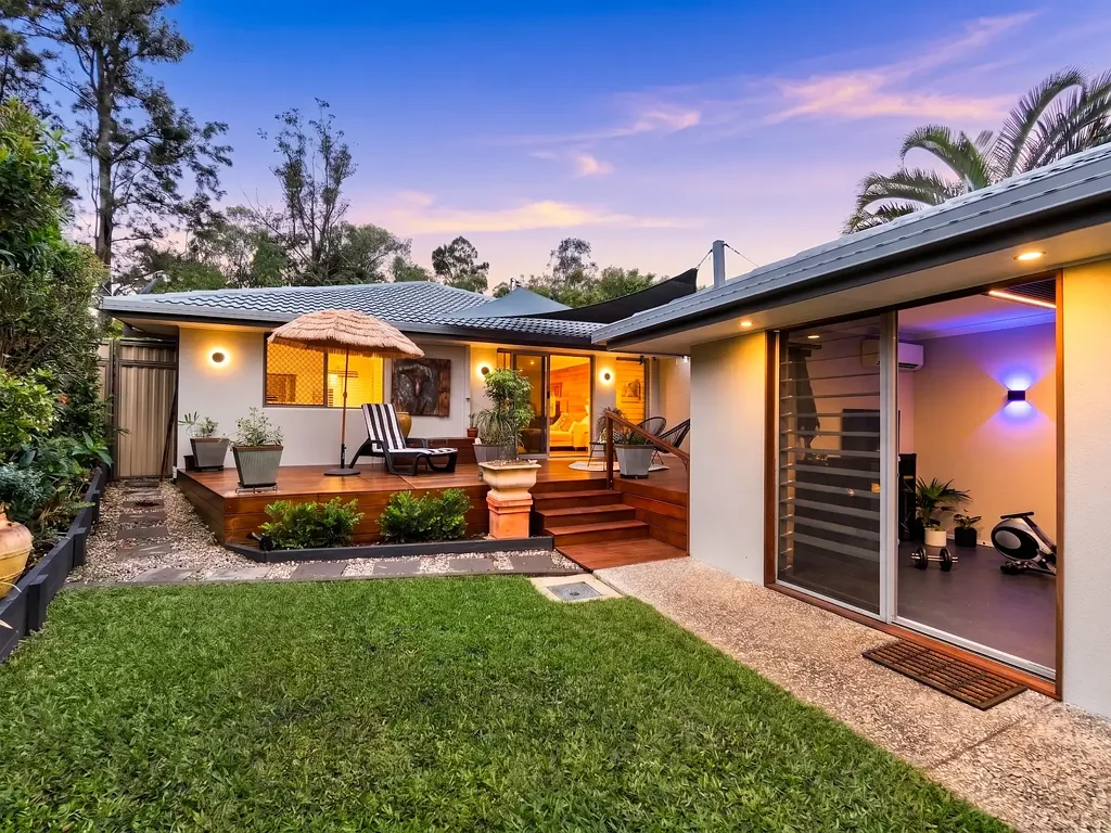 Burleigh Waters 2 Slaapkamer A BOHO CHIC DUPLEX WITH A FANTASTIC FEEL, AN ABUNDANCE OF OPTIONS AND POSITION LIKE FEW OTHERS
