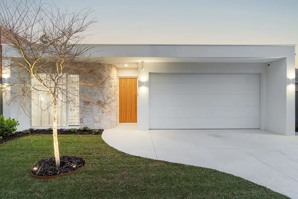 Manning 3房  Brand New Luxurious Home on Green Title.