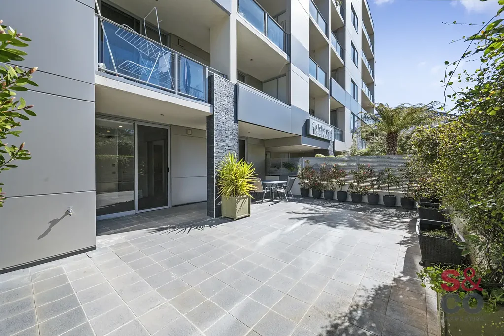 Executive Elegance Facing Glebe Park!!!