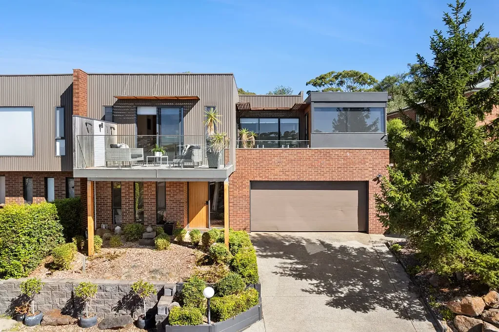 Highton 3 Bedroom Modern Townhome, Superb Location, Exceptional Views