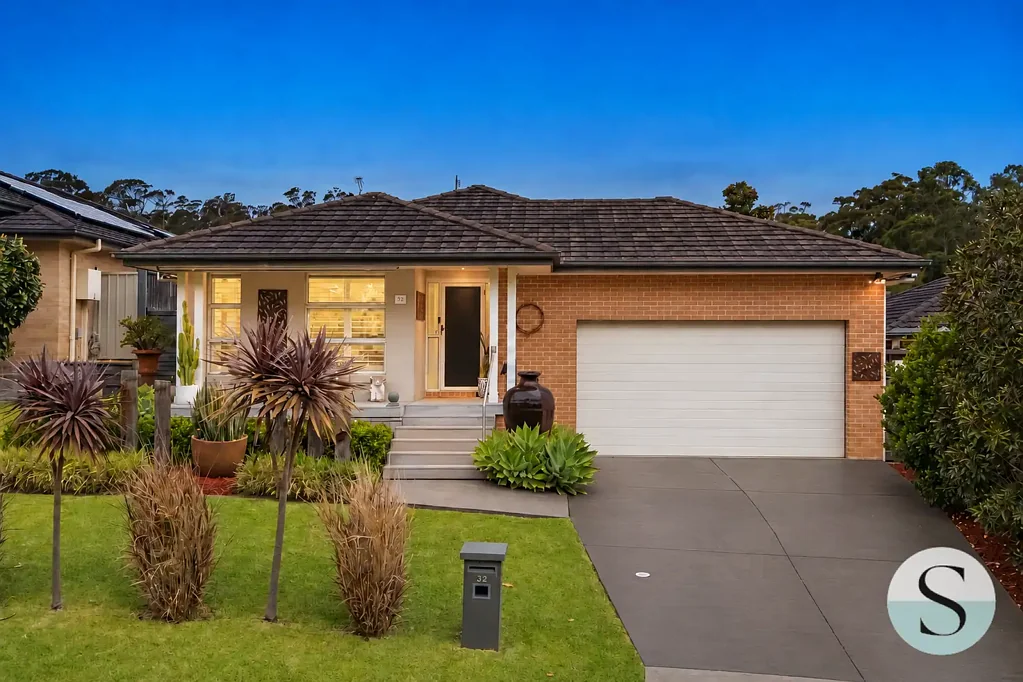 Fletcher 4Kwarto Elegant Single-Level Family Retreat, Solar Panels, Two Living Areas, Covered Alfresco, Private Courtyard, Double Garage And Effortless Entertaining
