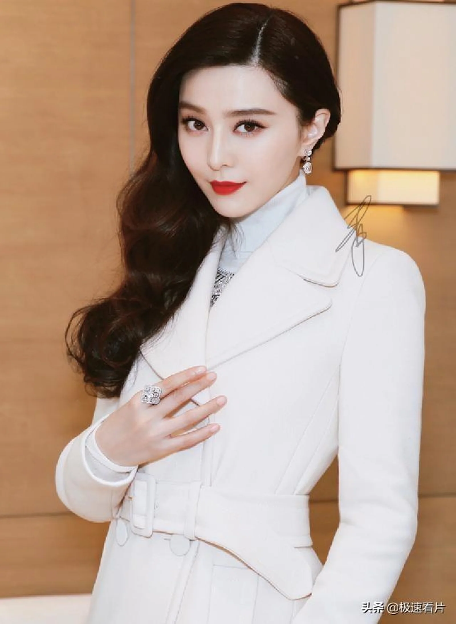 这10位明星小时候有点丑，长大后个个颜值逆天，彭于晏变化好大