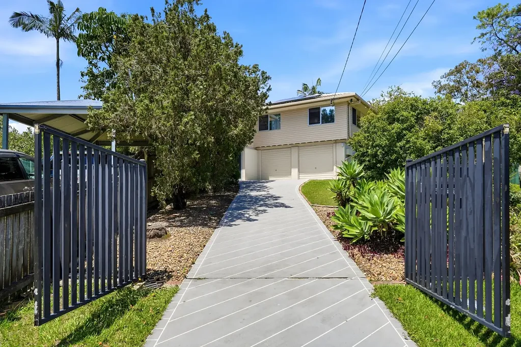 Woodridge 3Kwarto Stunning Family Home on 1,156m² with Breathtaking Views & Sparkling Pool!