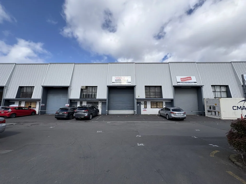 Mount Roskill High Stud Warehouse Next to SH20 - 827 m²