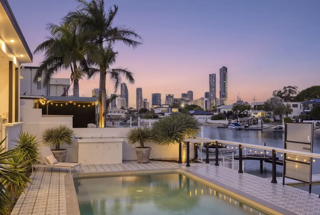 Broadbeach Waters 4Kwarto Elegant Waterfront Living in the Heart of the Golden Triangle