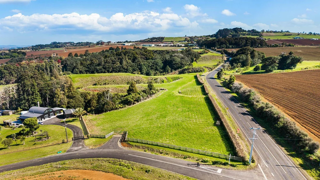 Pukekohe  Superb location - No covenants