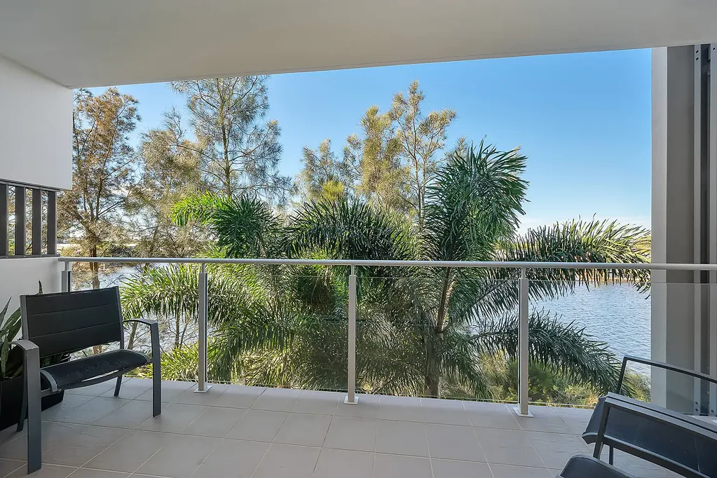Birtinya 1房  Broadwater Beauty - Lake Views, Lifestyle & Location