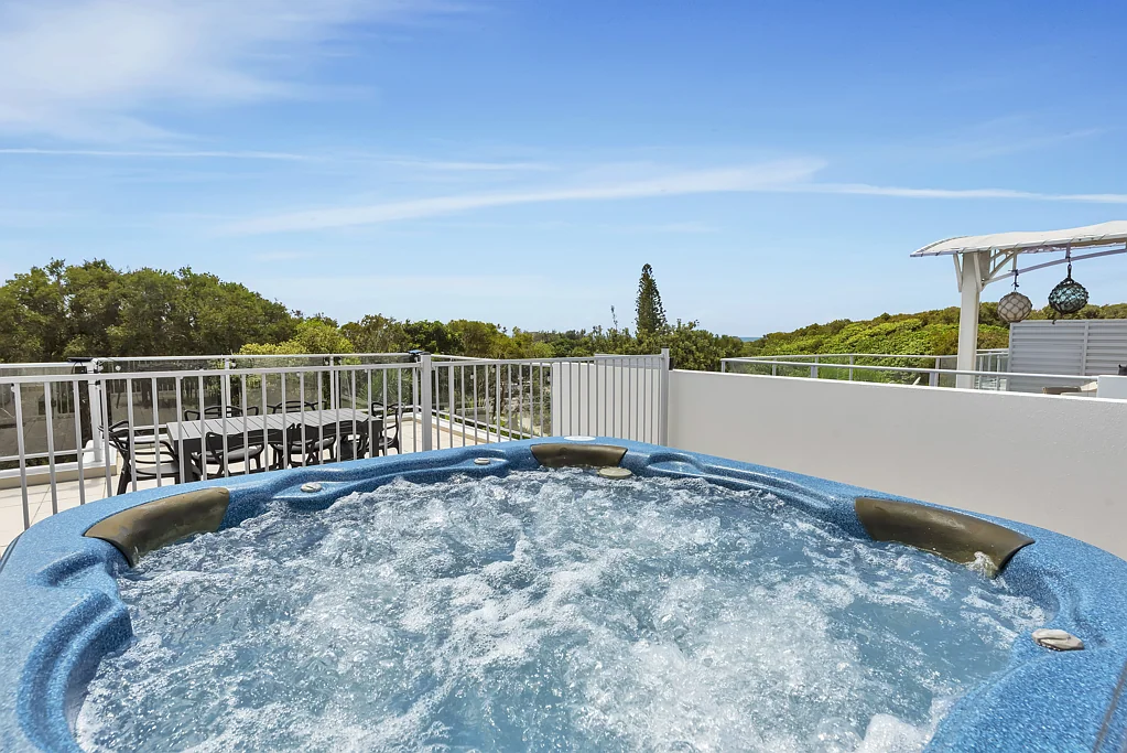 3 Bedroom Luxury Beach House with Rooftop Spa