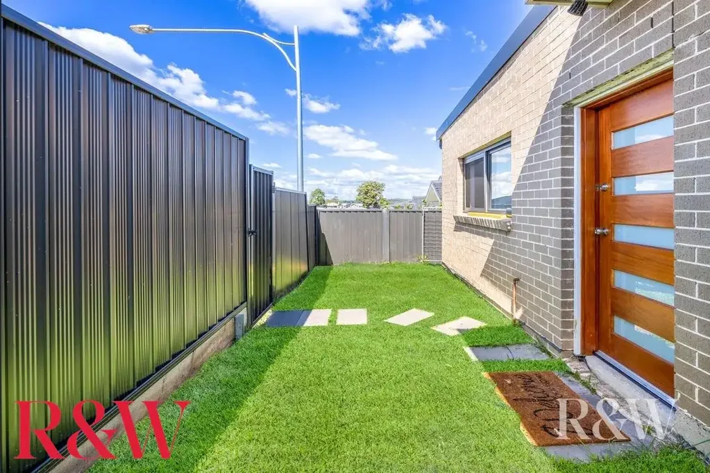 Private 2 bedroom granny flat with street frontage