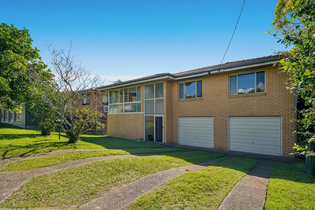 Wavell Heights 3房 宽敞546m²地块 优越Wavell Heights位置 三卧带储物 灵活多功能空间 大型后院 双车库储物 Spacious Family Home Ready For Its Next Chapter