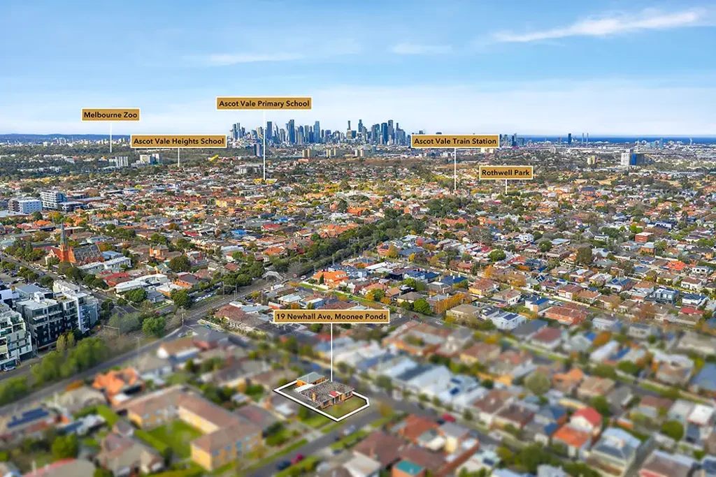 Moonee Ponds 3部屋 RENOVATE OR REDEVELOP THIS CORNER PROPERTY IN PRIZED CENTRAL MOONEE PONDS
