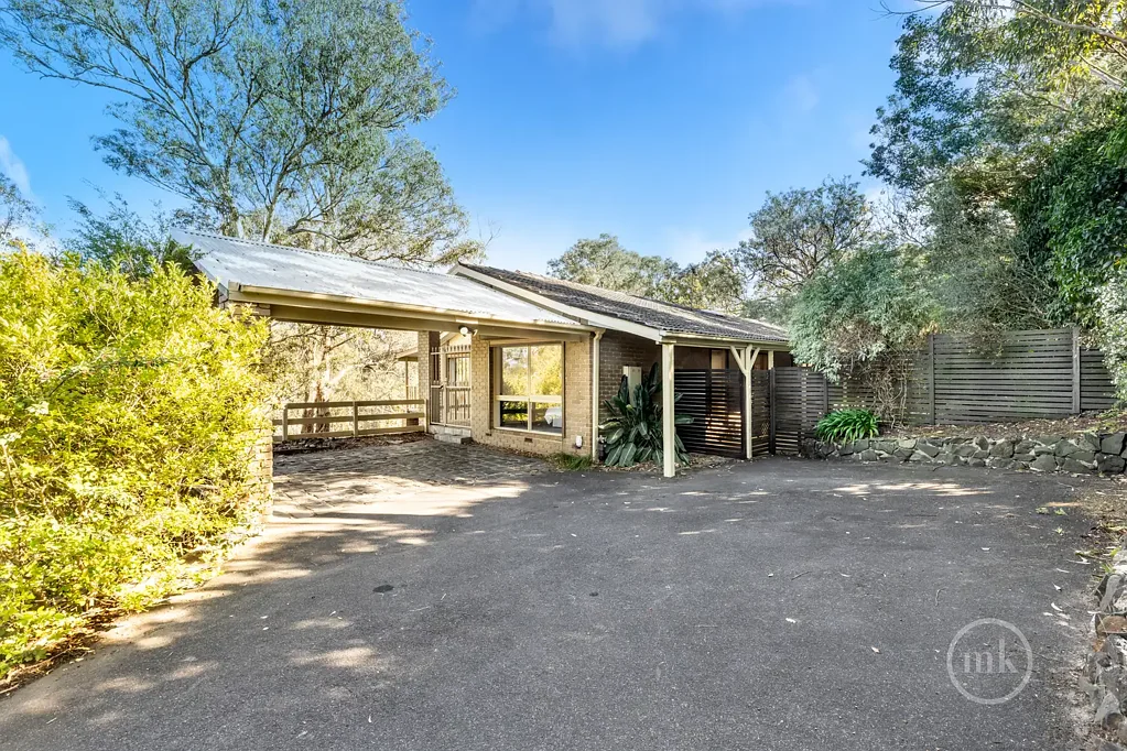 Eltham 3غرفة نوم Space, Serenity and Serious Storage on over 1/3 of an Acre!