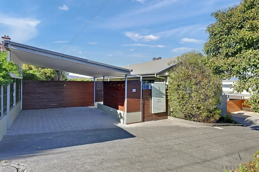 Lindisfarne 3 Bedroom Water Views & Contemporary Comfort