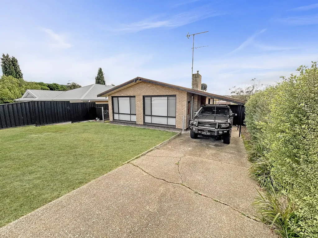 Stawell 2Kwarto Renovated Home with Dual Street Access