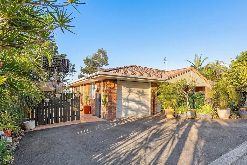 Burleigh Heads 4Phòng ngủ Beachside Living on 471m² block  — Just 1.2km to Burleigh Beach !