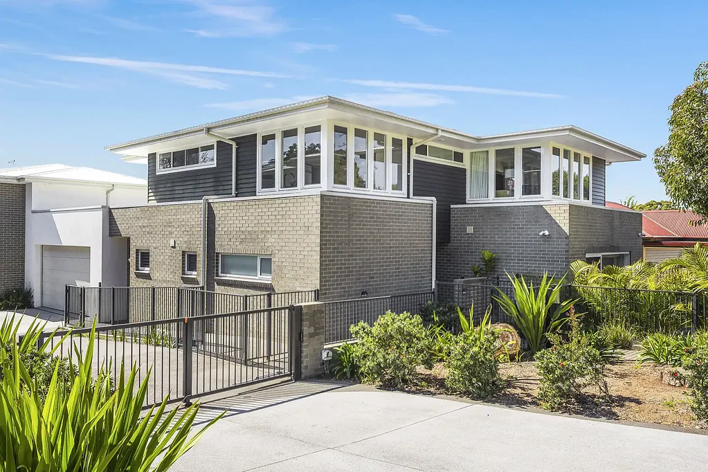 Caringbah 5 Slaapkamer Luxury townhome with impressive house-like proportions.