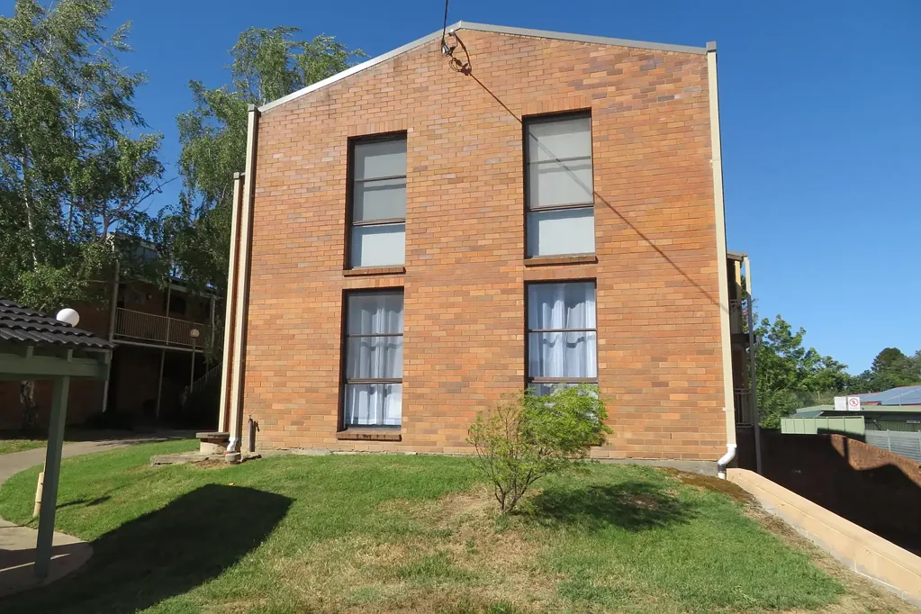 FRESHLY UPDATED 2 BEDROOM UNIT IN THE HEART OF THE CBD!