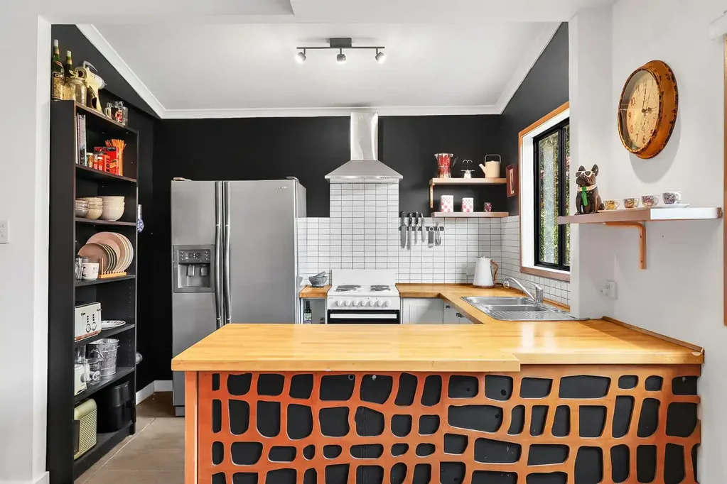 Walking distance to Station + solar panels!