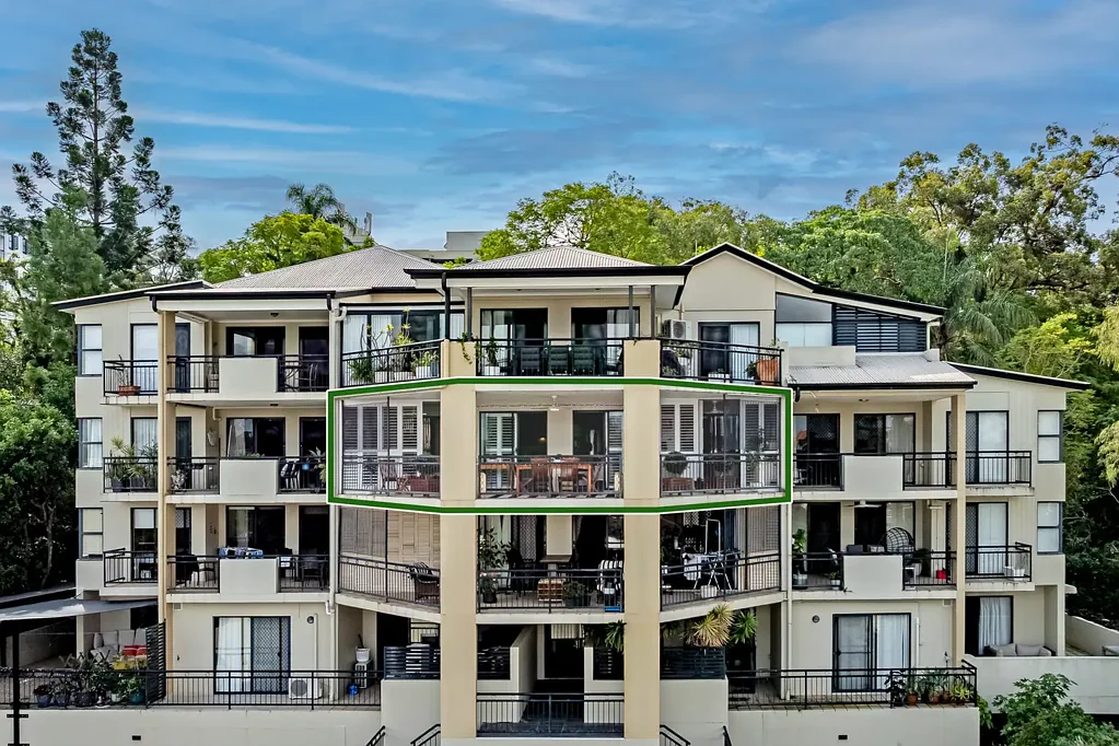 Highgate Hill 2房 壮丽大学景色 主卧带步入式衣帽间 现代厨房 双车串联车位 trickle-feed充电 安全社区 游泳池健身房 Elevated Inner-City Living with Panoramic Highgate Hill Views