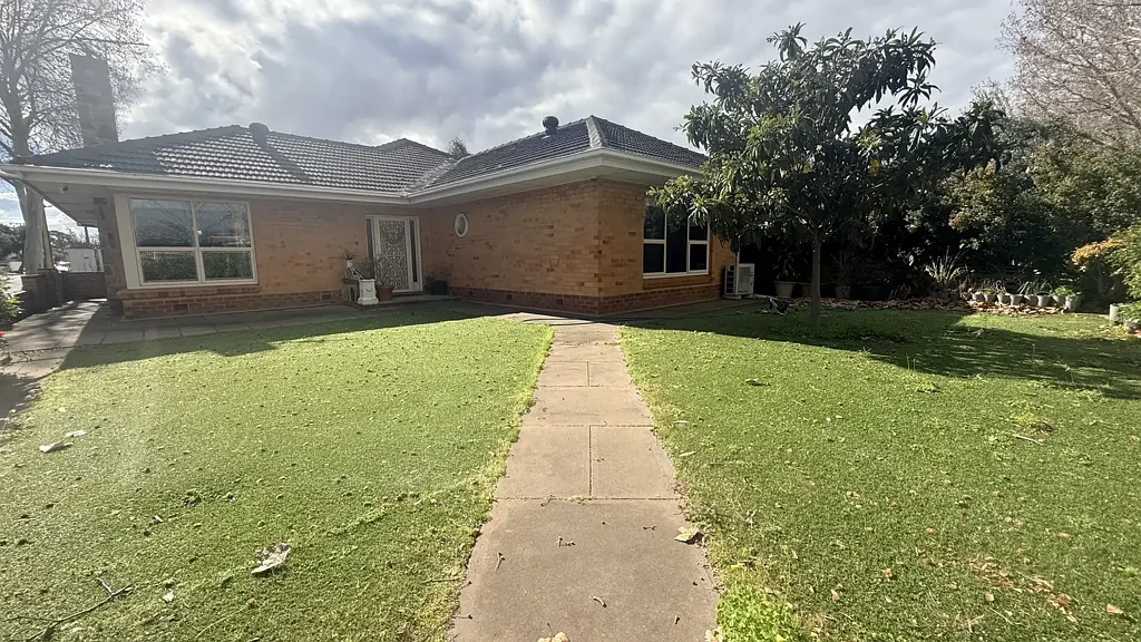 Beautifully Refreshed 3-Bedroom Home with Solar Panels – Close to the City!