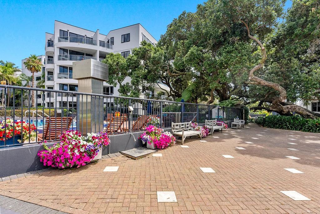 Takapuna 2房 Mon Desir经典生活，面朝  Rangitoto，直享海滩阳光美景，带双车位！ Vendor Seeks Action: Ignore Previous Price Guides