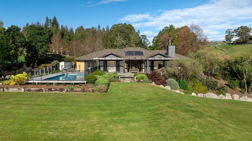 Upper Moutere Very tempting lifestyle property.