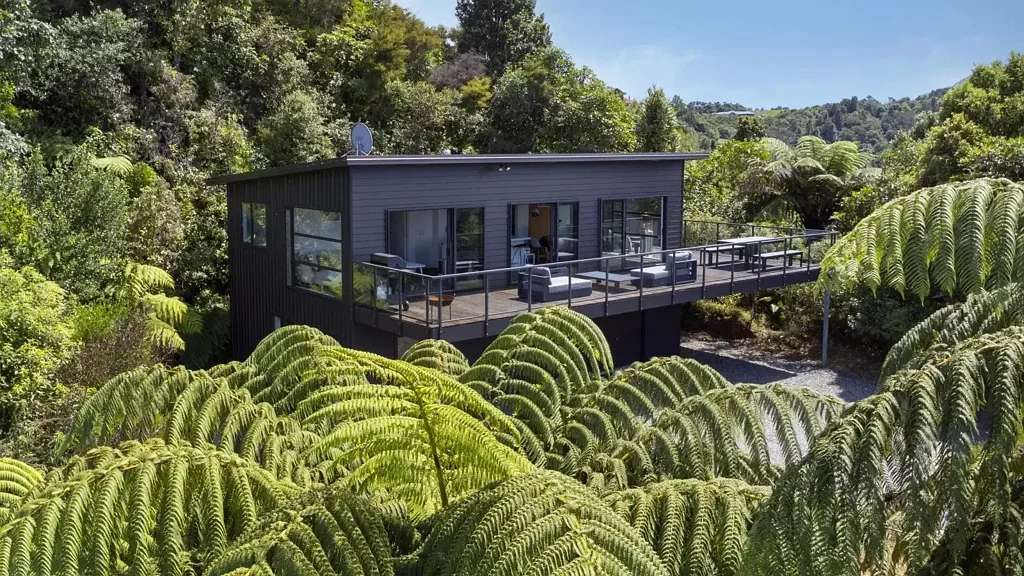 Pukawa 3 Bedroom Privacy, views and peace above the lake