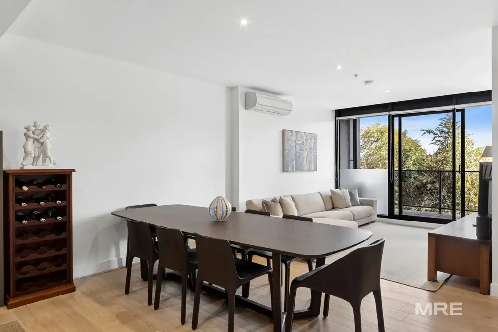 South Yarra 2Kwarto Chic South Yarra Apartment with Leafy Outlook