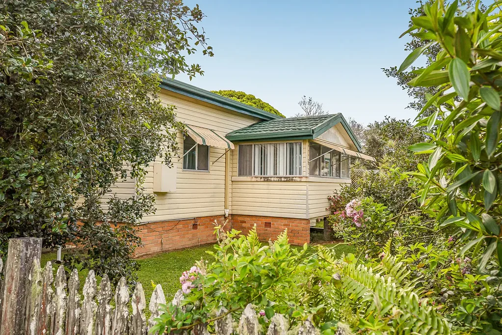 Charming Mullum home with water included