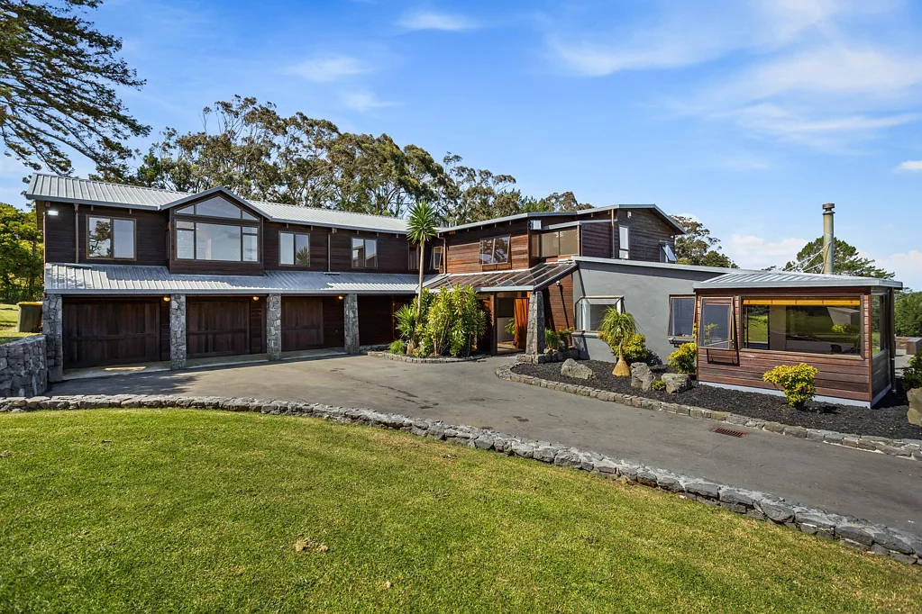 Kumeu 6chambre Price SLASHED! 492sqm home, barn, privacy + views!