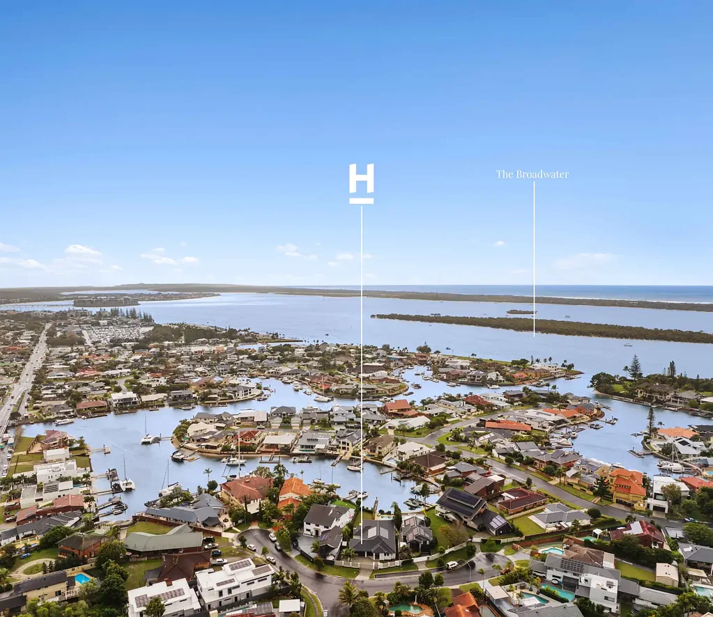 Runaway Bay 4 Slaapkamer BRIDGE FREE, NORTH TO WATER, PRESENTS LIKE NEW