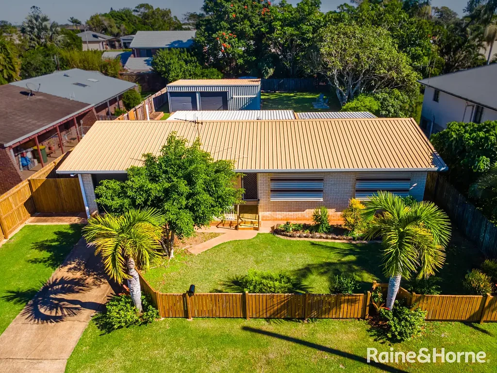 Burnett Heads 3 Bedroom 300m Walk to Oaks Beach - 3 Bed Family Home