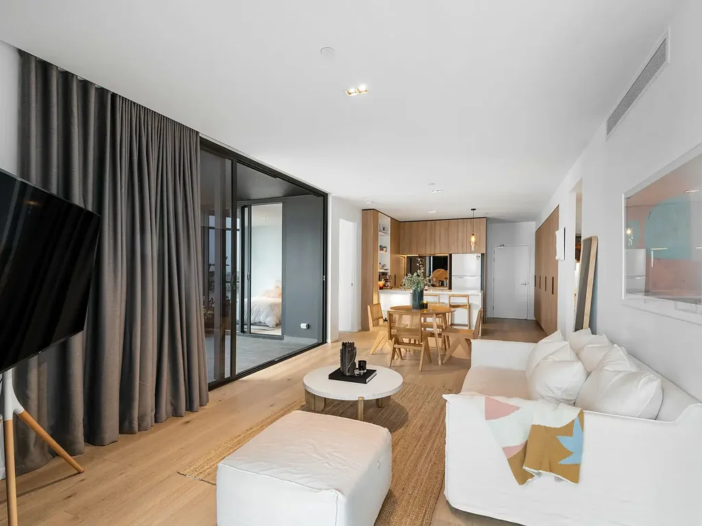 Newstead 2房 宽敞的东北角公寓，拥有22米玻璃幕墙 Expansive North-East Corner Apartment With 22m Glass Frontage