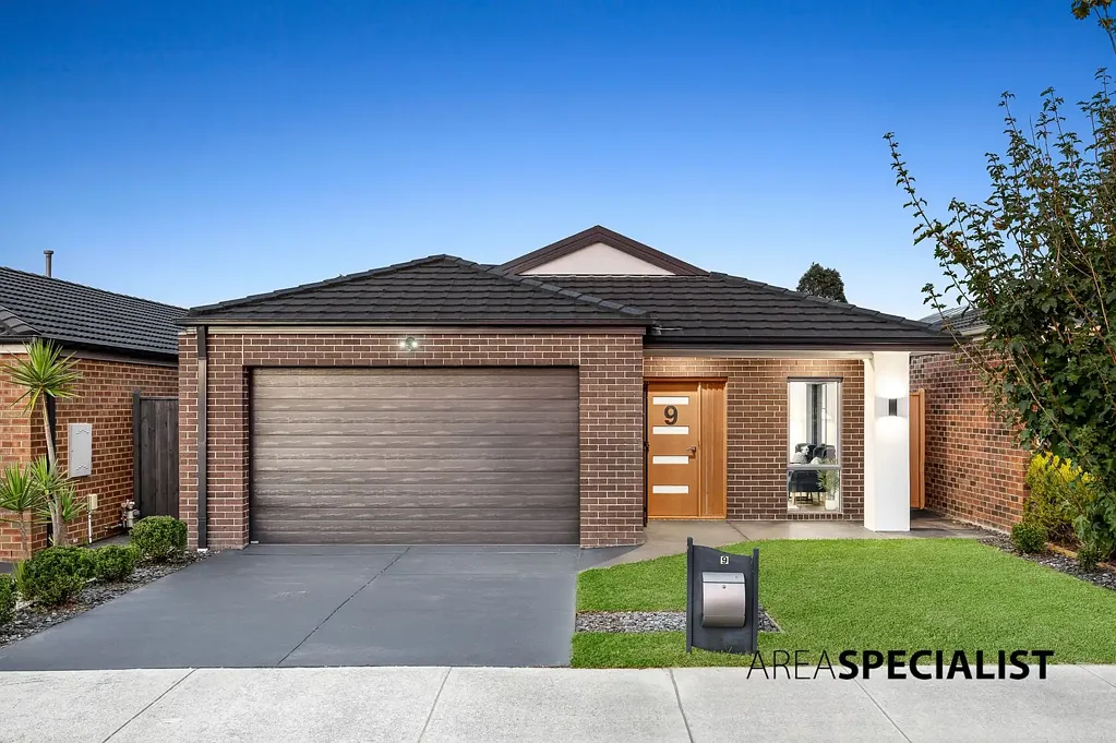 9 Saloon Circuit, Clyde North, VIC 3978