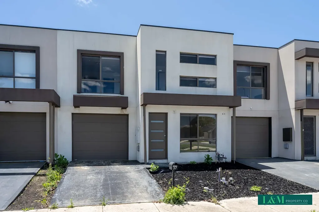 Immaculate Near-New Townhouse in Tranquil Woods Estate, Mickleham