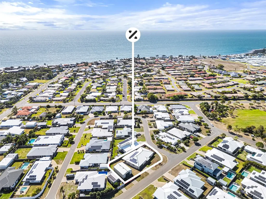 Bargara 4कमरा REMARKABLE COASTAL HOME WITH HUGE SHED ON 1,124m2 CORNER BLOCK
