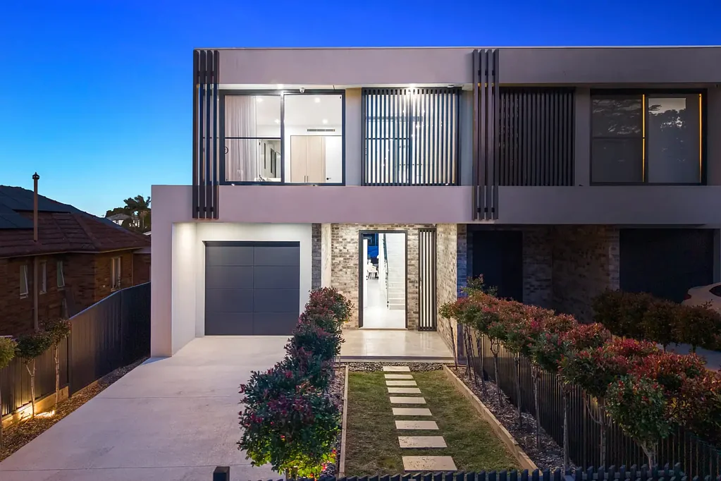 Eastwood 5બેડરૂમ Nearly New Contemporary Full Brick Masterpiece with Premium Family Luxury