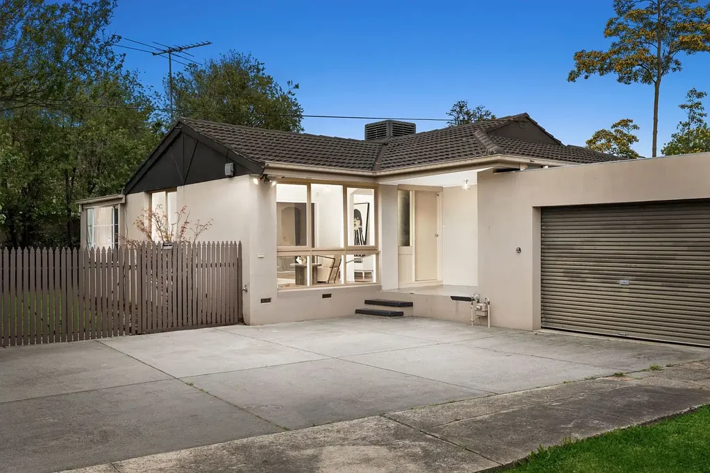 Clayton 3침실 The Brief: Updated Single Level 3 Bedroom Unit Steps from Clayton Central