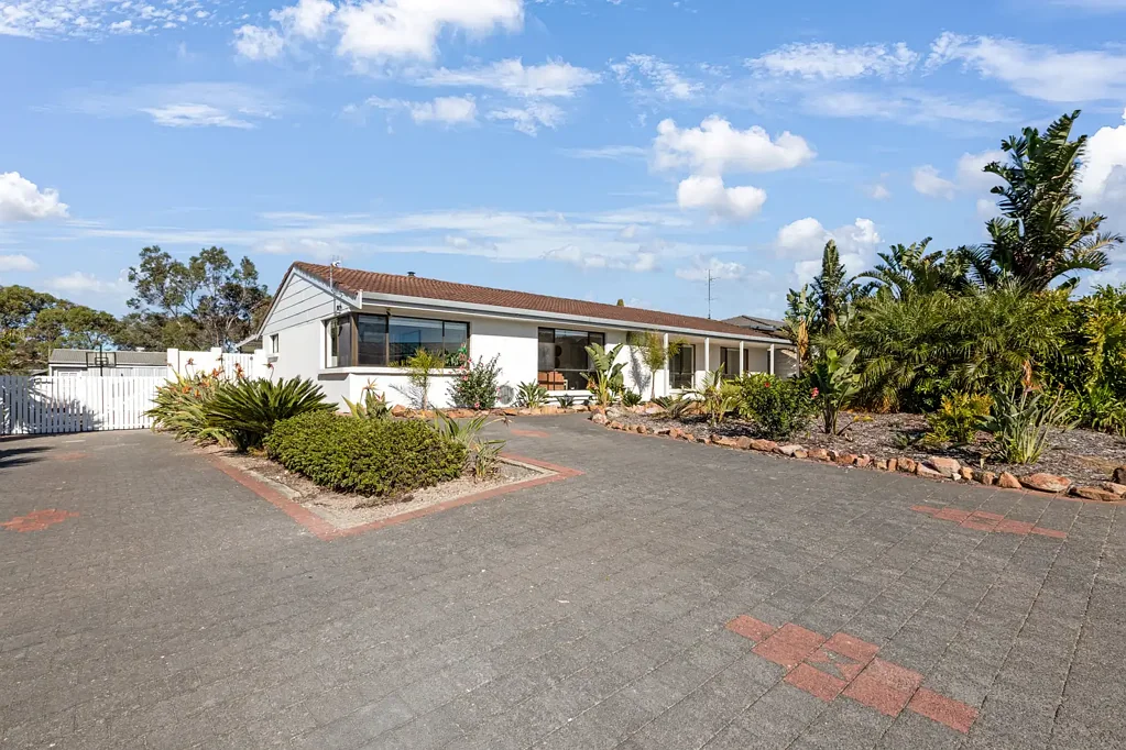Port Lincoln 4 Bedroom Four-Bedroom Home with Pool, Shed & Entertaining Patio