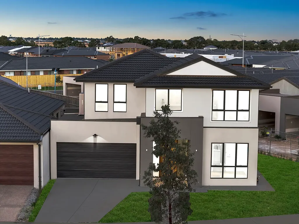Wyndham Vale 5房 5卧3卫宽敞 3个独立起居区 现代厨房设计 遥控双车库 高品质建造 充足自然光 低维护后院 地段便利 BRAND NEW #########   382 SQM APPROX  #####Stunning Family Home in Prime Wyndham Vale Location!