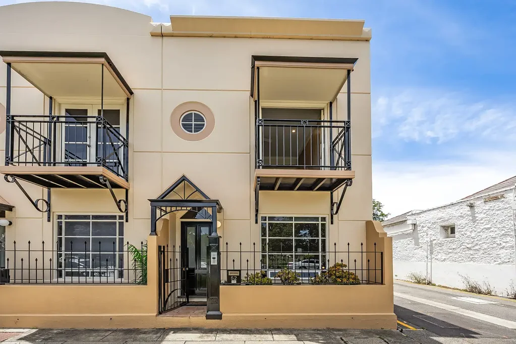 North Adelaide 3Kwarto Sunlight, terracotta & vines; rise to Euro-style rooftop living on 'The Square.'