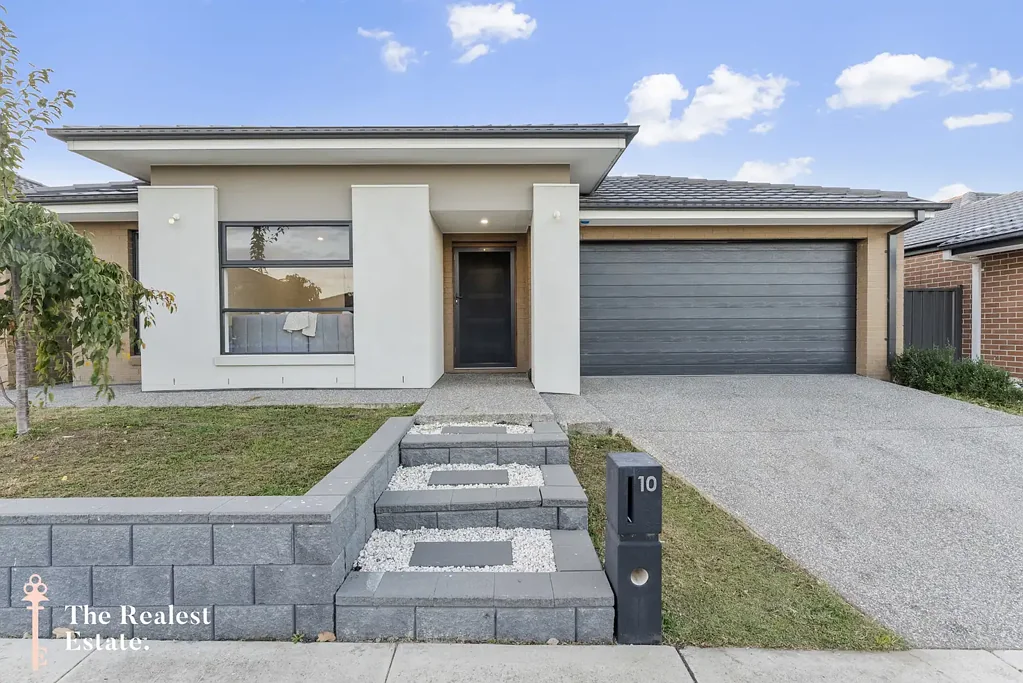 Contemporary Family Living in a Thriving Community