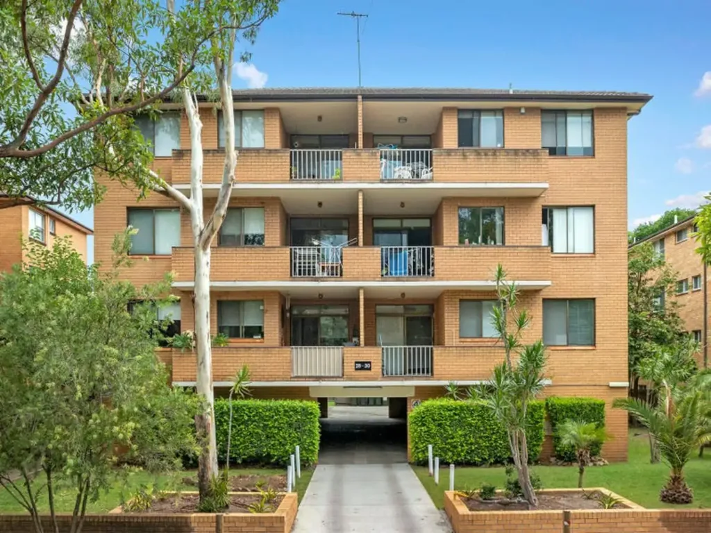RENOVATED, SPACIOUS 3 BEDROOM + 2 BATHROOM - CLOSE TO BEACH