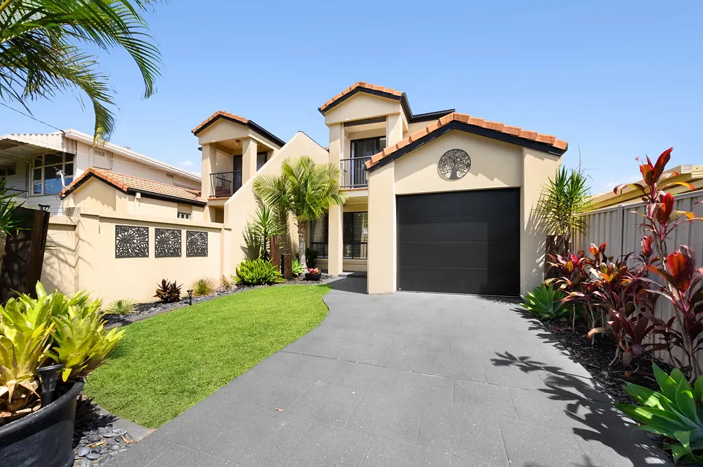 2/16 Eider Avenue, Paradise Point, QLD 4216