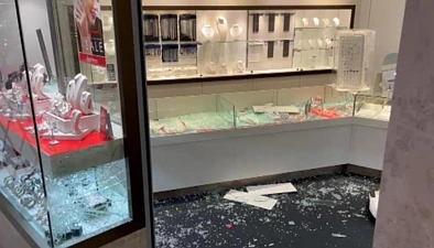 突发！奥克兰中区商场大白天遭抢，8名蒙面男子暴力作案，民众尖叫逃离