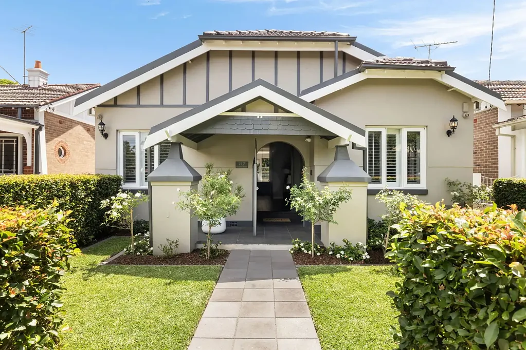 Ashfield 4 Slaapkamer A Beautifully Renovated Bungalow with Modern Family Ease