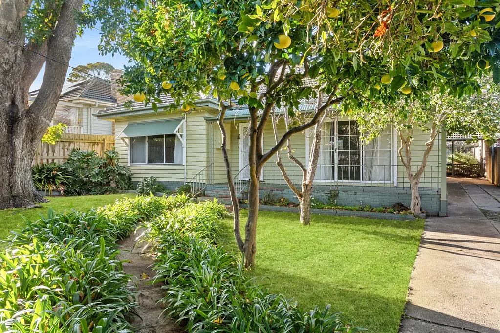 Frankston 4房 迷人海滨生活，距海湾仅数步之遥 Charming Coastal Living Just Moments from the Bay