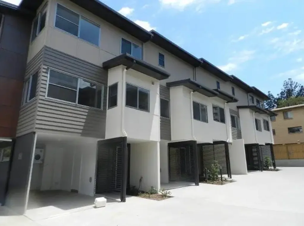 TIDY TOWNHOUSE CLOSE TO CBD