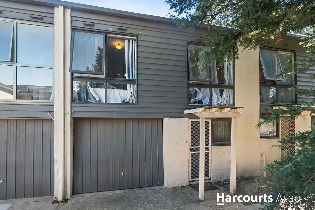 Dandenong 3Kwarto 3-Bedroom Double Storey Townhouse – Prime Location Opposite Dandenong Plaza